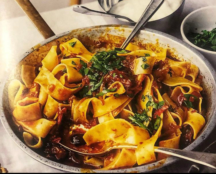 Pappardelle met rozenharissa, zwarte olijven & kappertjes